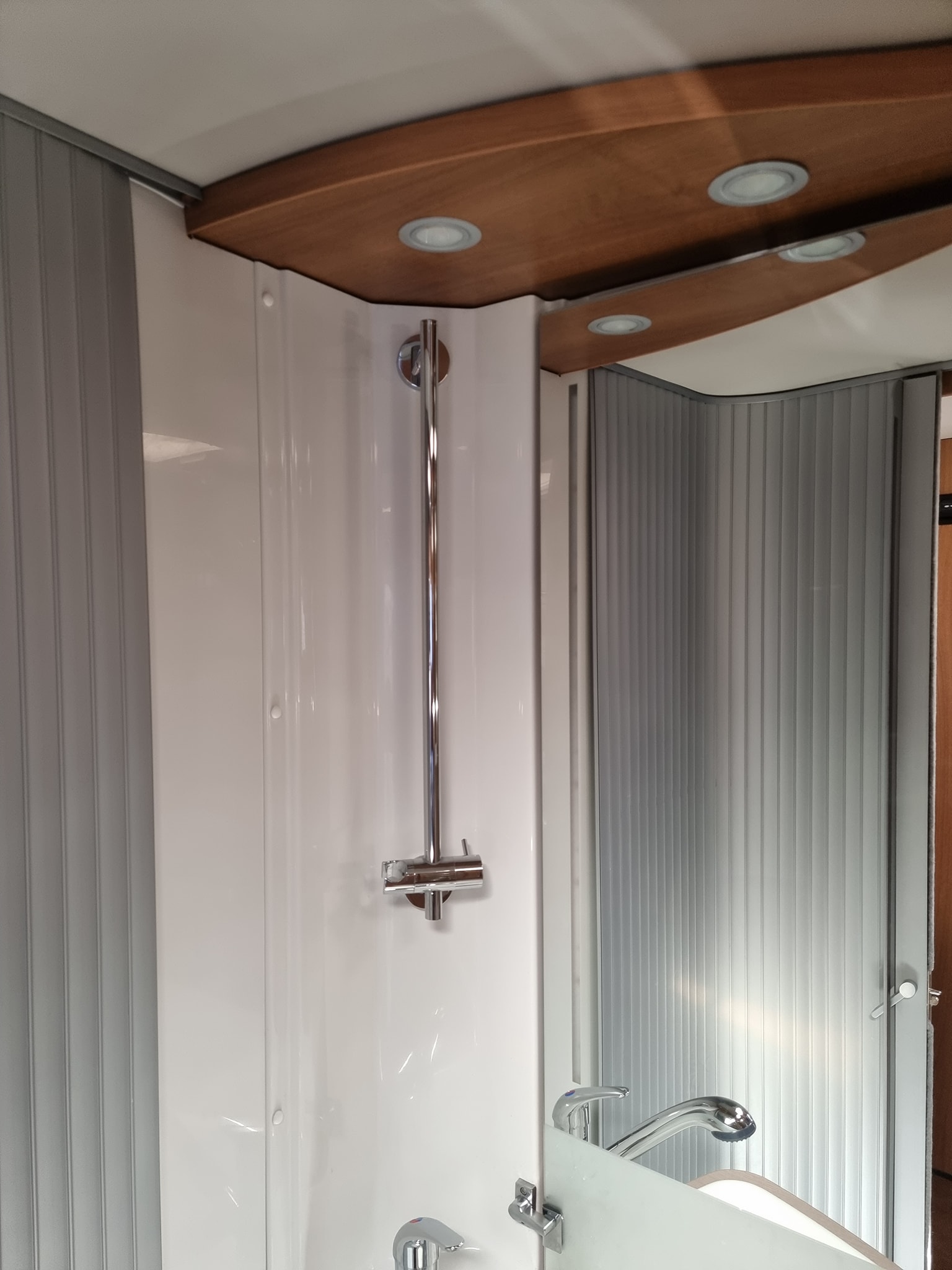 camper KLAUS voor behandeling AquaBlue