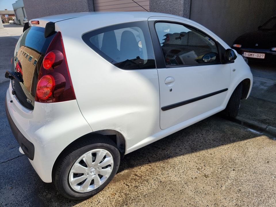 rookschade auto na AquaBlue reiniging schoon